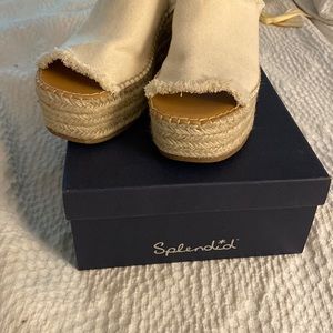 Wedges cream with fringed edge